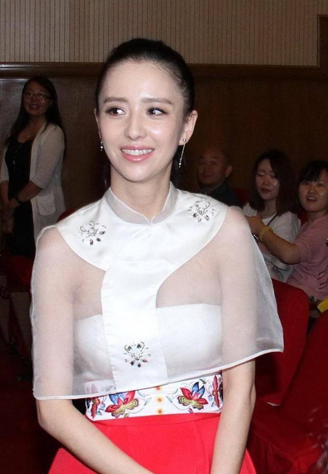 佟丽娅|佟丽娅被造型“坑”了，开叉裙豁口高了点，白色打底也能看得见