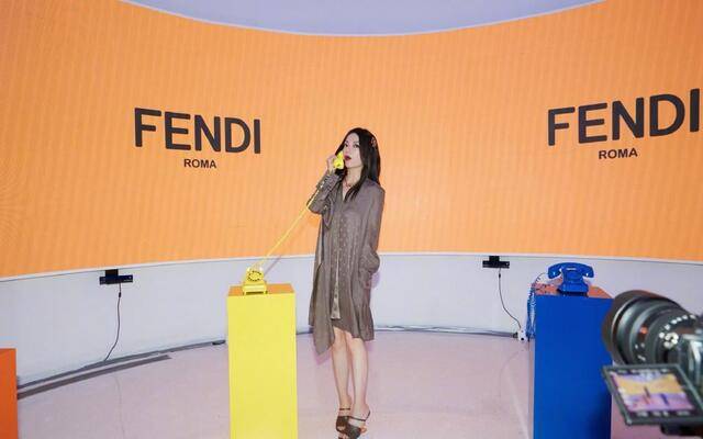 颜色|赵薇气质出挑，穿“睡裙”也能轻松遮肉，撑得住大众的眼光