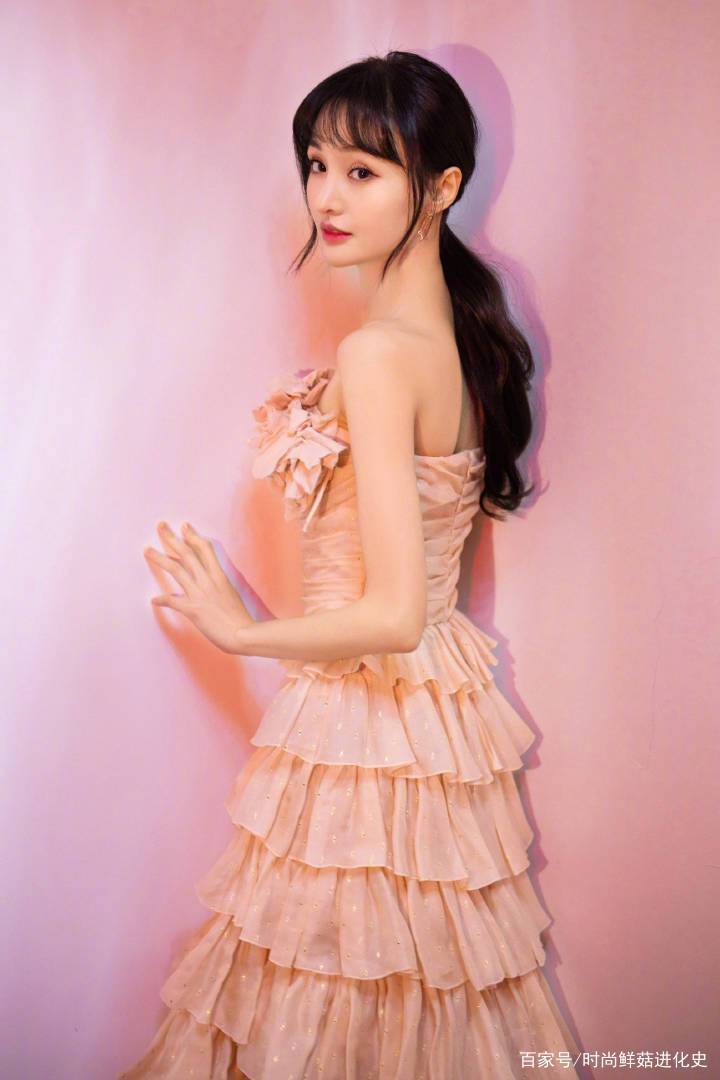 整体|28岁郑爽也太瘦了！千层蛋糕裙很美，无奈腰身撑不起裙子，全是褶
