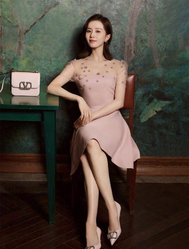 长发|刘诗诗简直是白衬衫女神，简单搭配就很美，网友：美貌颜值大暴击