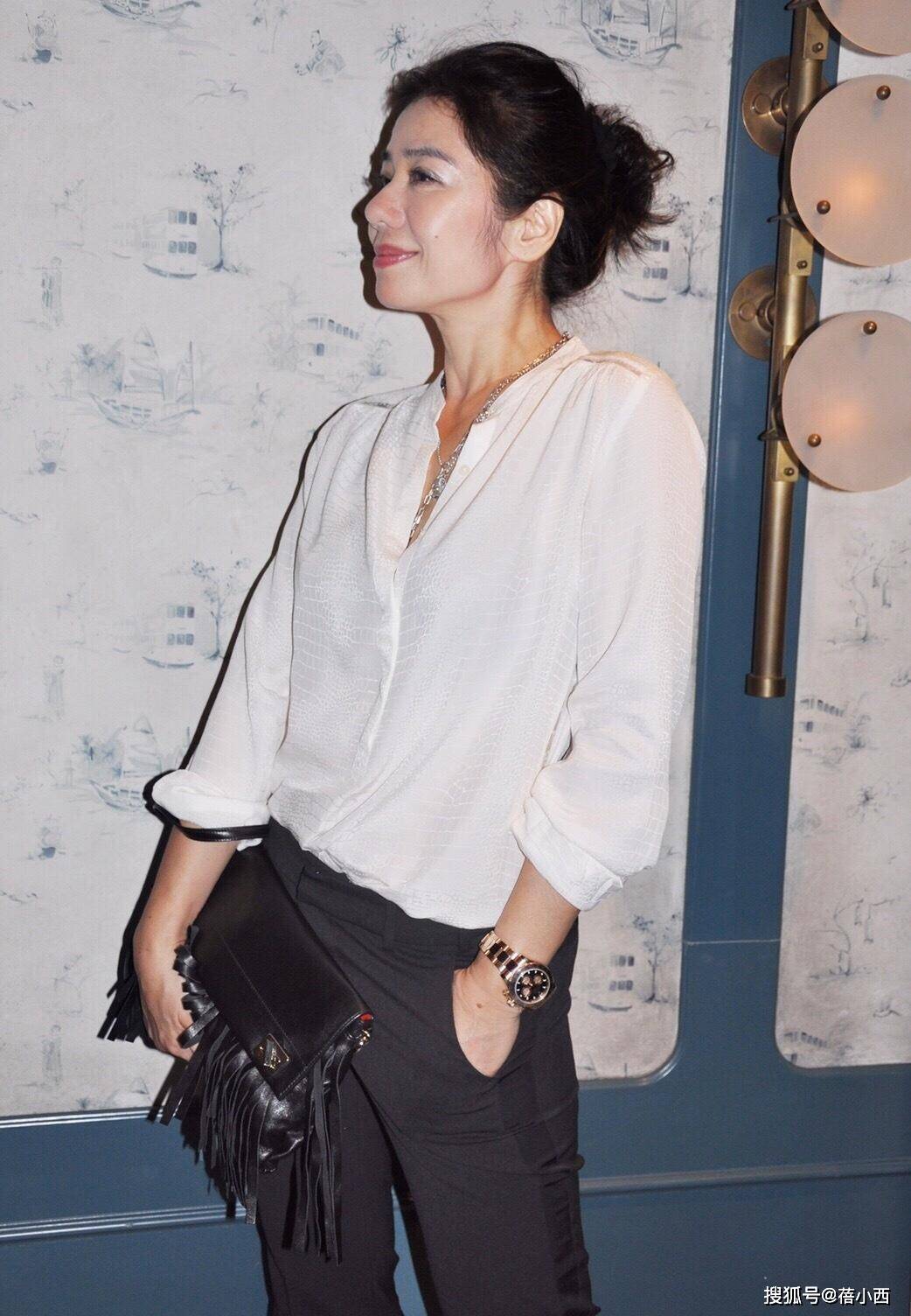 颜色|年过半百的钟楚红，穿西装配深V蕾丝裙秀身材，呈现出高级美感