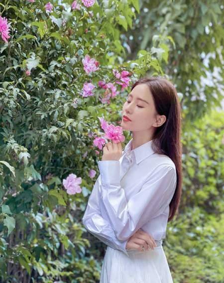 长发|刘诗诗简直是白衬衫女神，简单搭配就很美，网友：美貌颜值大暴击