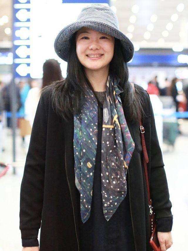 元素|咏梅素颜走机场，大衣配花丝巾优雅大气，这才是阿姨辈该有的样子