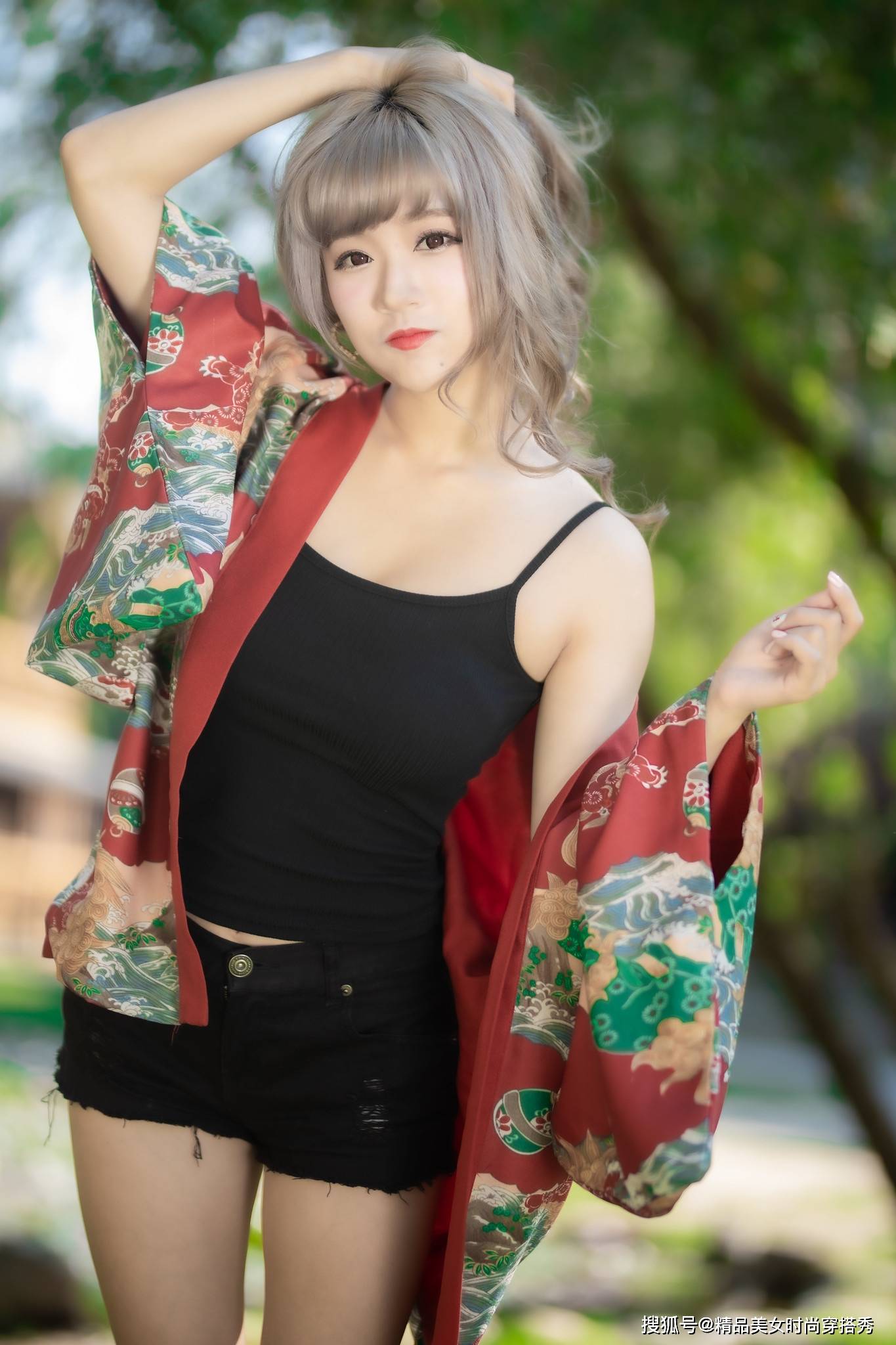 吊带|黑色配红色,既能当防晒衫也能穿出时尚感,美美哒永不过时