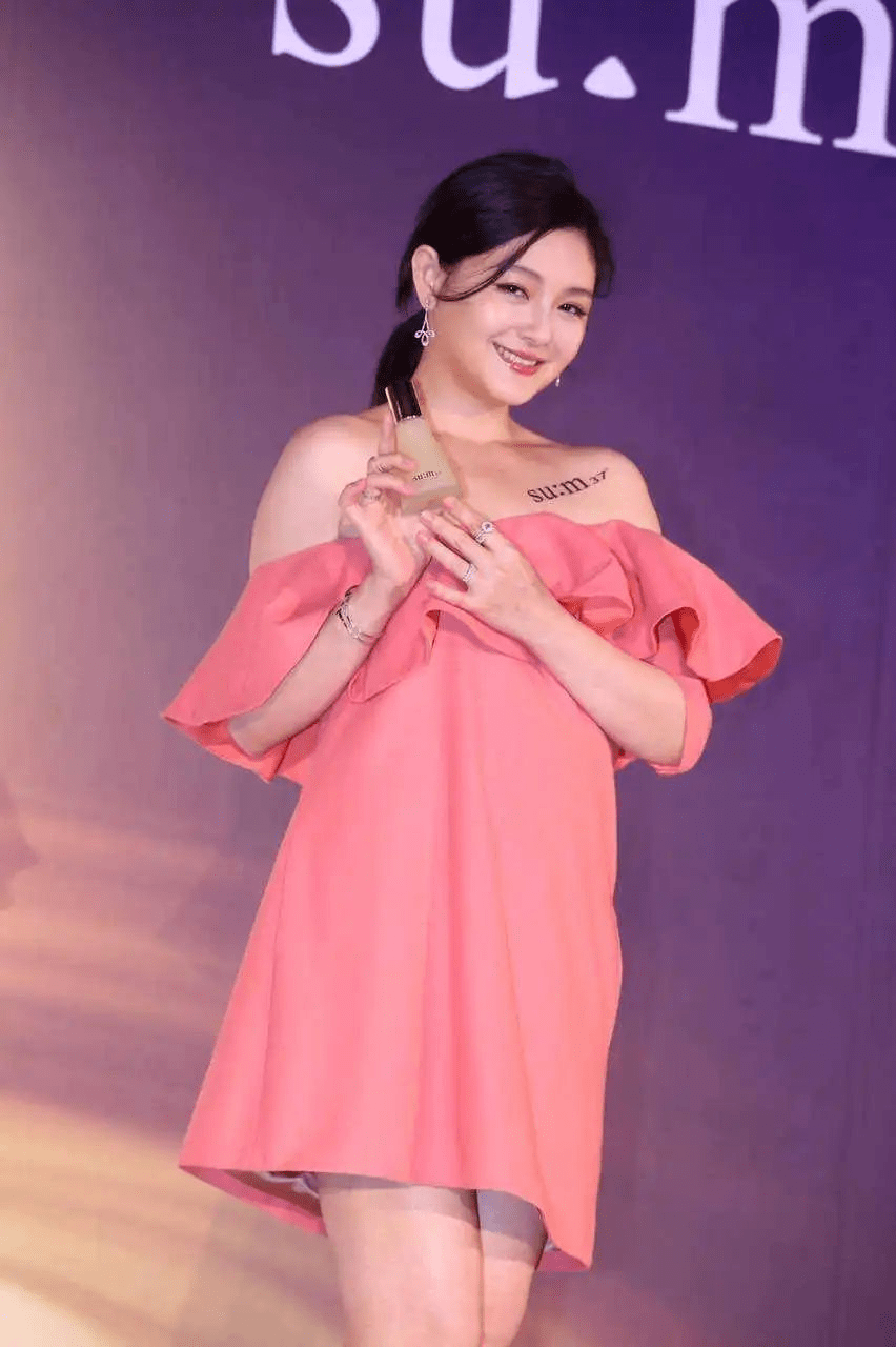 青春|大S成功扮“少女”,黑白条纹上衣配红色短裤青春靓丽,简约随性