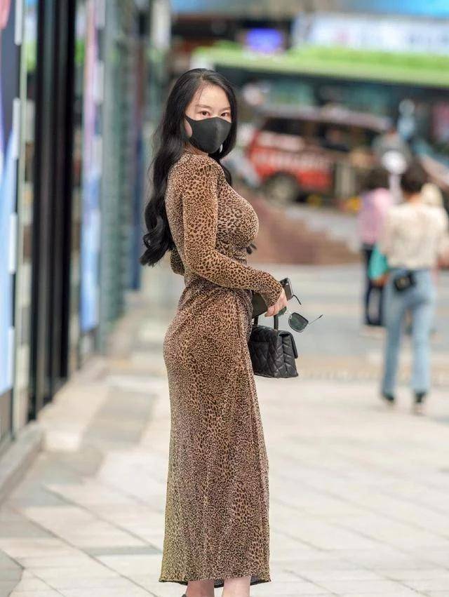 个性|连衣裙体现气质，日常着装的风格显得个性又有型，唯美动人