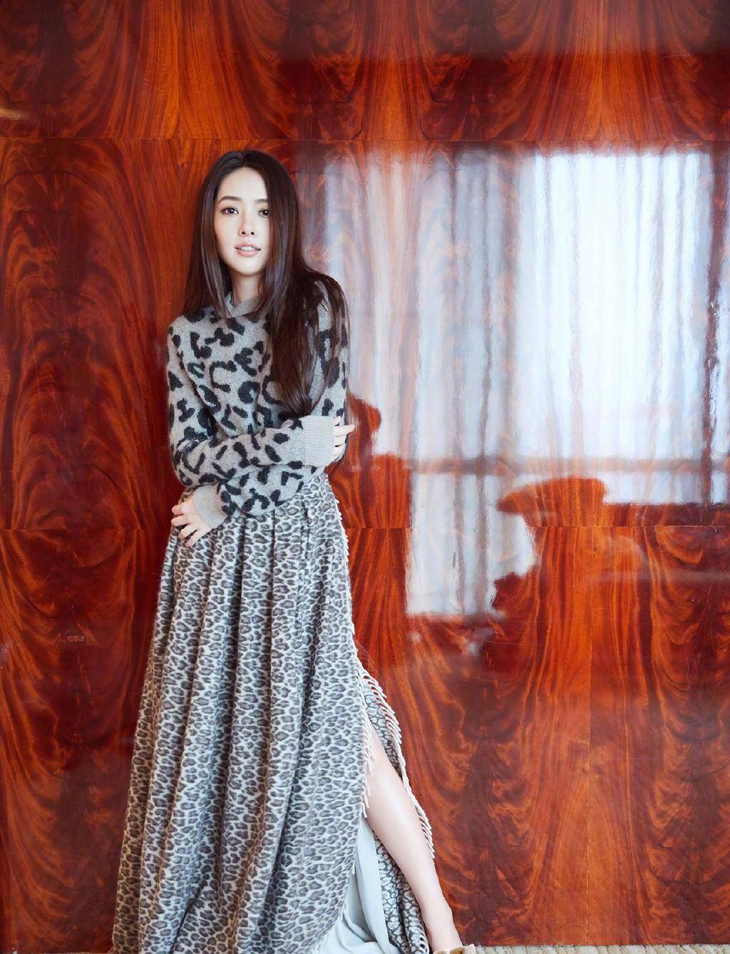 卫衣|郭碧婷的气质“辣妈界扛把子”，穿印花礼服华丽高级，时髦大气
