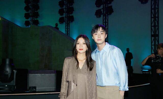 颜色|赵薇气质出挑，穿“睡裙”也能轻松遮肉，撑得住大众的眼光