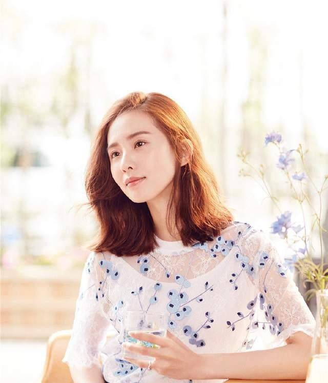 长发|刘诗诗简直是白衬衫女神，简单搭配就很美，网友：美貌颜值大暴击