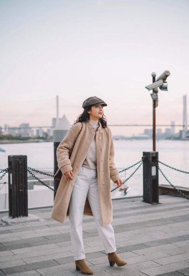 羊羔|真正讲究的女人，穿大衣很少配牛仔裤，像三木博主这样穿，更优雅