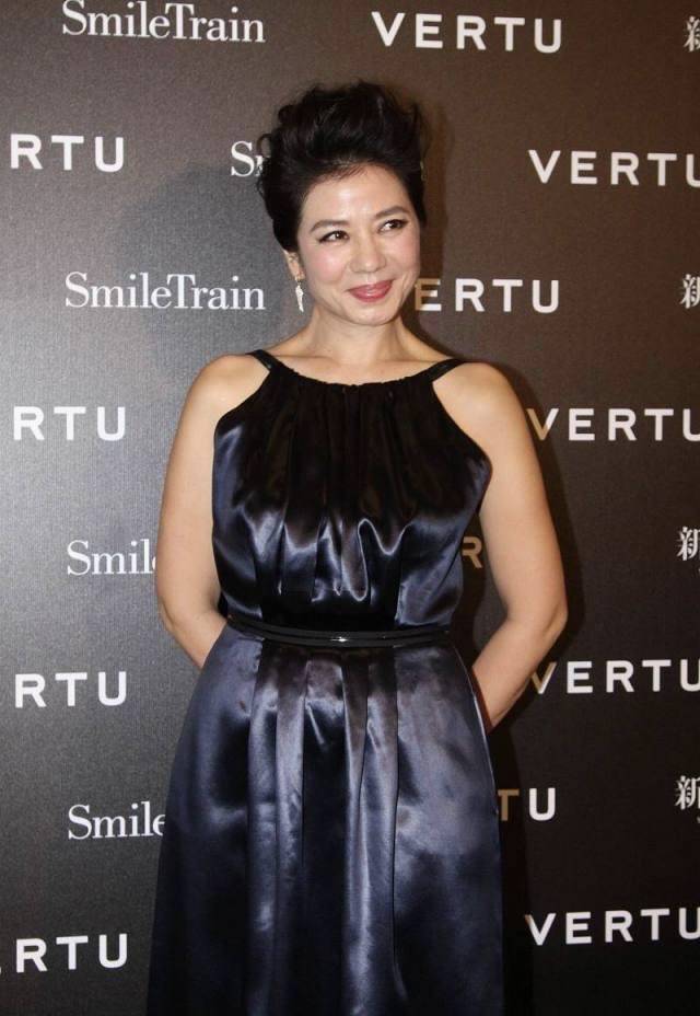 色调|钟楚红老了依然优雅,穿“液体裙”气质如高级贵妇,有皱纹也很美