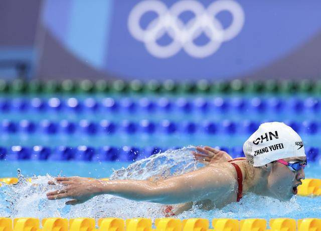 原创张雨霏一上午连夺两金厉害穿连体装英姿飒爽不靠明星脸也爆红