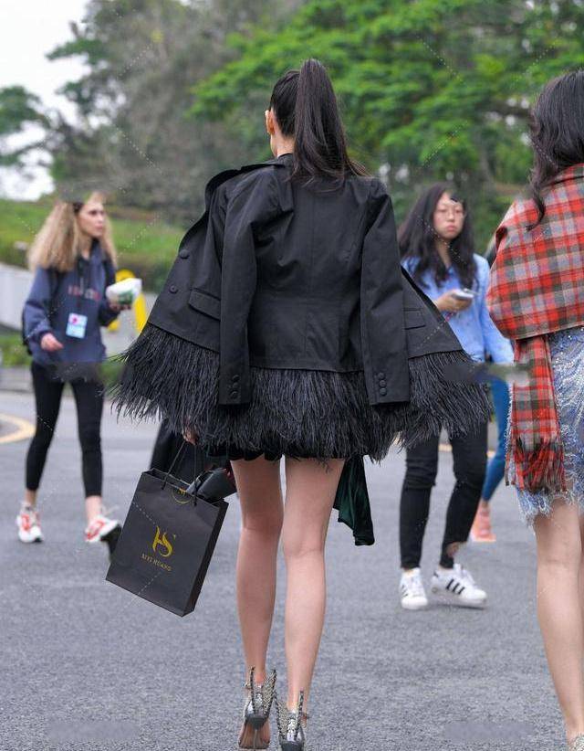 御姐|绿色丝绒连衣裙，搭配流苏西服外套，彰显精致优雅的御姐气质