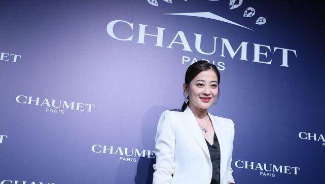 黑色|自然老去的女人也挺漂亮，梅婷虽然笑起来有皱纹，但状态很自然