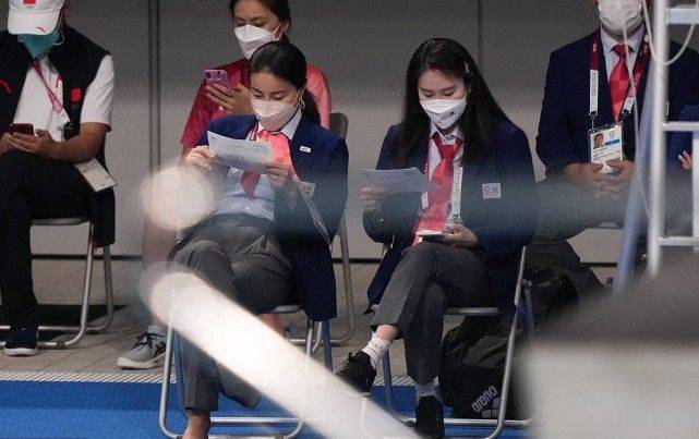 黑色|郭晶晶陈若琳当裁判现身，穿裤子扎腰身材并不好，但个个气质好！