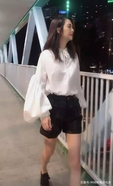 黑色|48岁洪欣深夜博眼球？穿短裤光腿跳舞，街上空无一人却疯狂秀身材