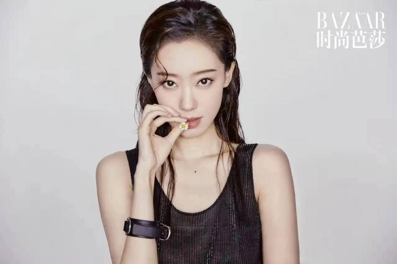 视觉|张小斐《芭莎》八月刊大变样，穿深V吊带配黑裤，不仅高级还性感