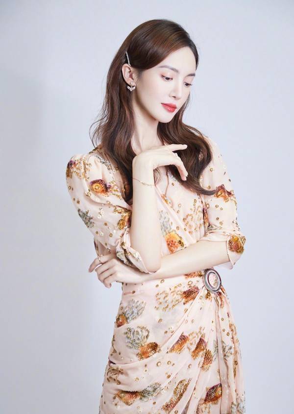 设计|金晨这次很不一般,明明长了一张妩媚脸,却能穿出“初恋感”