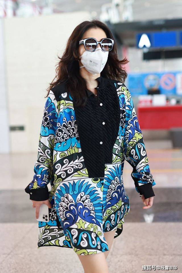 连衣裙|梅婷这次打扮得真特别！一袭民族风连衣裙玩下身失踪，腿长又抢镜