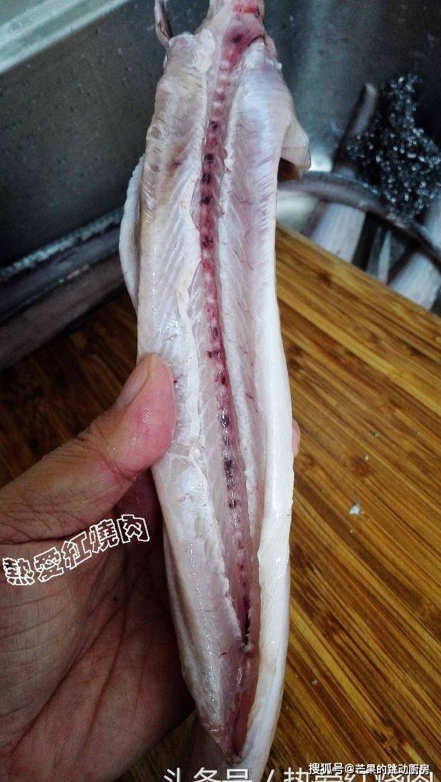 教你一招快速去除带鱼麟!_鱼鳞