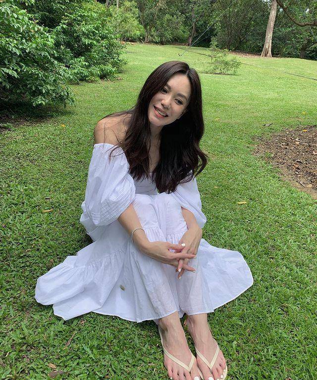 身材|48岁“牡丹仙子”郭妃丽，没生娃素颜像少女，穿白裙清新自然