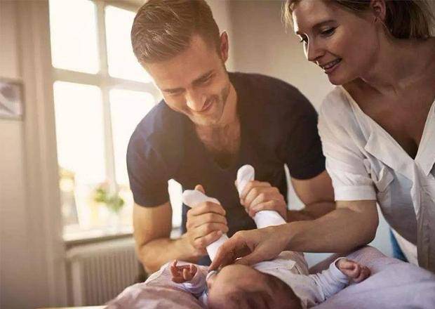 经济|40岁宝妈深夜发朋友圈“我后悔生二胎了”，看了让人真是心疼