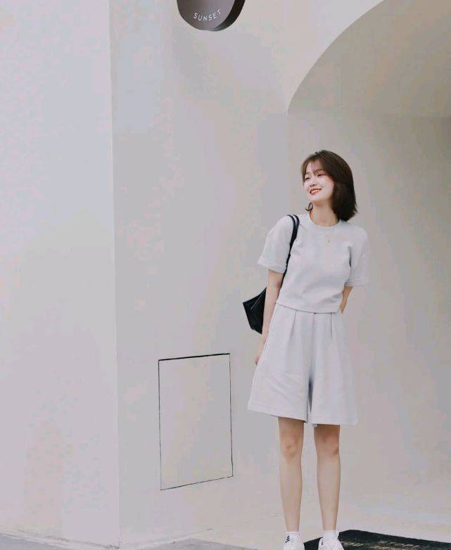 关键|会穿衣搭配很关键，不知道怎么搭配的女生，可以选择极简穿搭风格