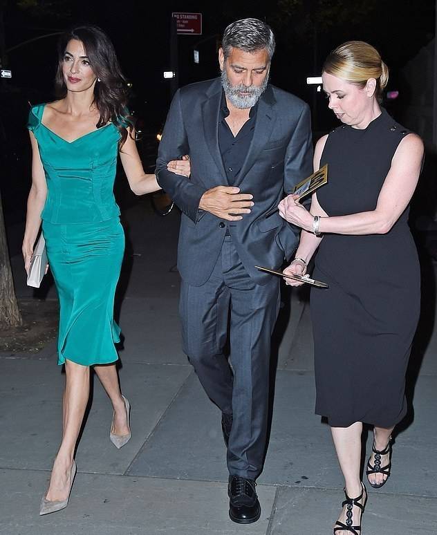 身材|克鲁尼最美律师妻子怀二胎！穿褶皱裙挺孕肚，身材不像生过龙凤胎