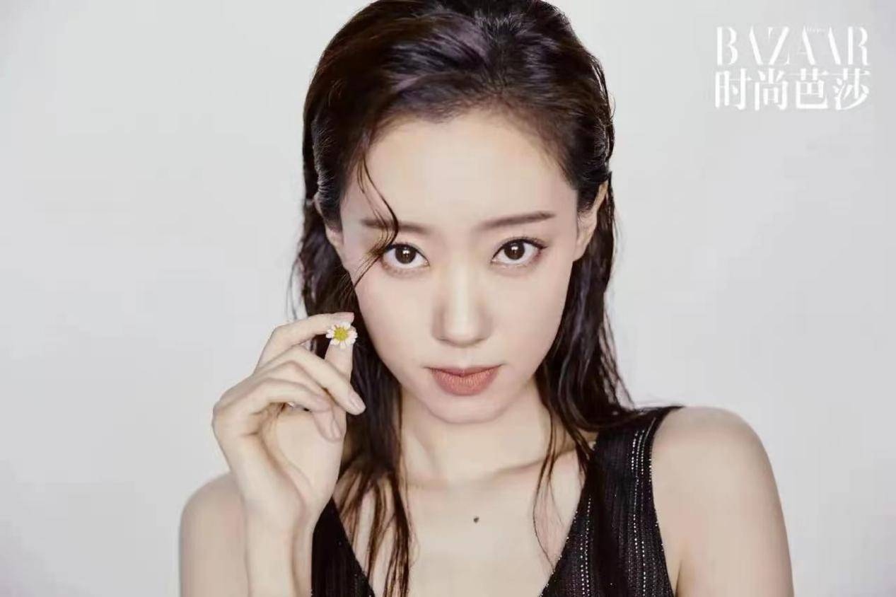 视觉|张小斐《芭莎》八月刊大变样，穿深V吊带配黑裤，不仅高级还性感
