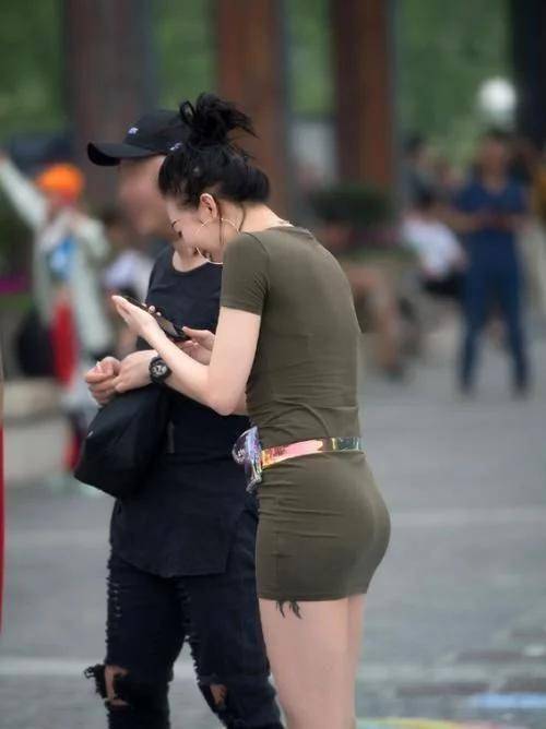 亮点|绿色裙子有亮点，美丽女生真有范，好身材展露无遗