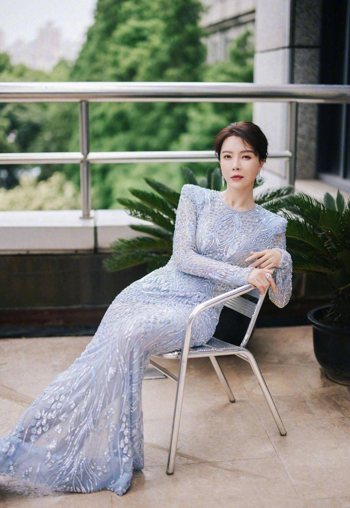 曲线|陈数身材真是深藏不露，穿流光长裙亮相，S型曲线让人看呆了