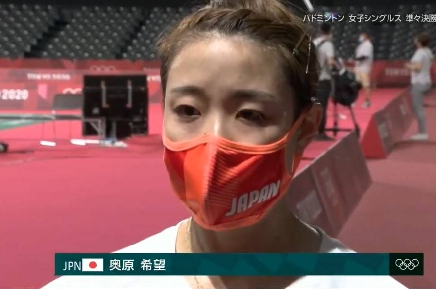 惨！日本羽毛球一姐被中国队“打跪了”，赛后流着眼泪道歉
