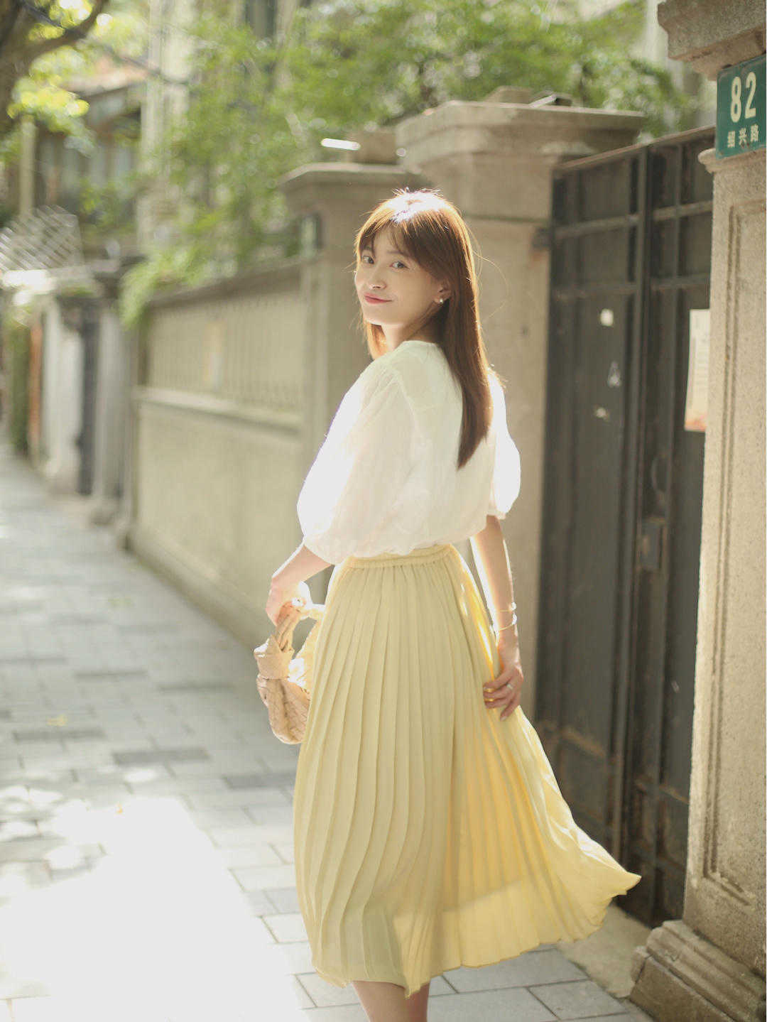 原创小个子女生这样穿搭显高显瘦,白色衬衫搭配百褶裙温柔优雅,真美
