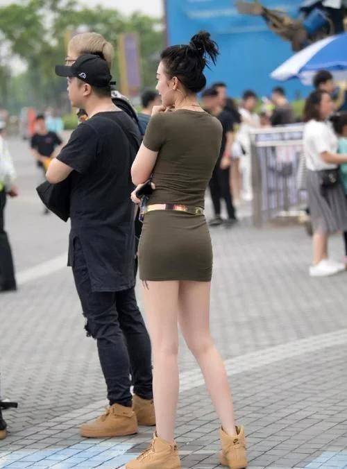 亮点|绿色裙子有亮点，美丽女生真有范，好身材展露无遗