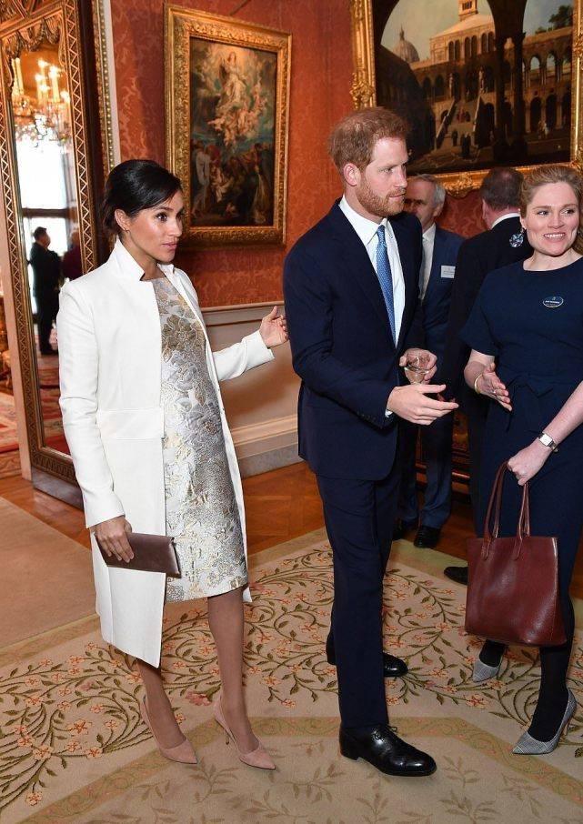 身材|克鲁尼最美律师妻子怀二胎！穿褶皱裙挺孕肚，身材不像生过龙凤胎