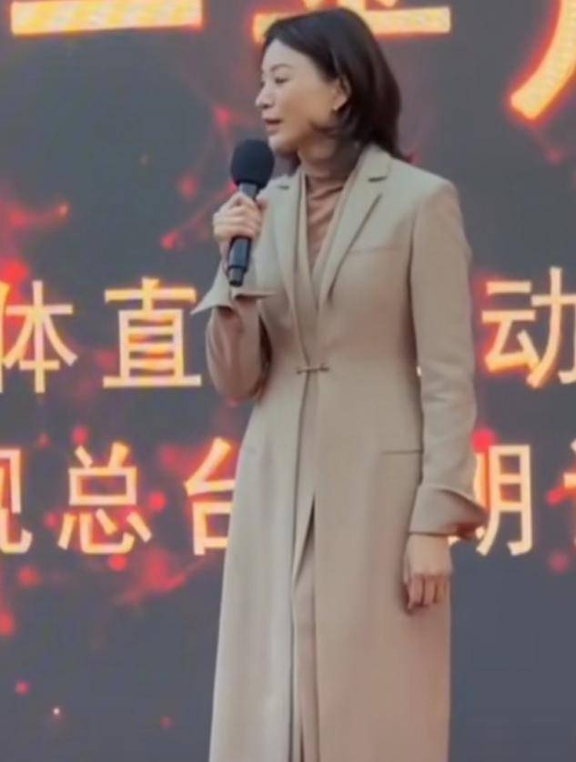 黑色|47岁董卿少有素颜现身，土色西装显脸色暗淡，短发凌乱有点像大妈
