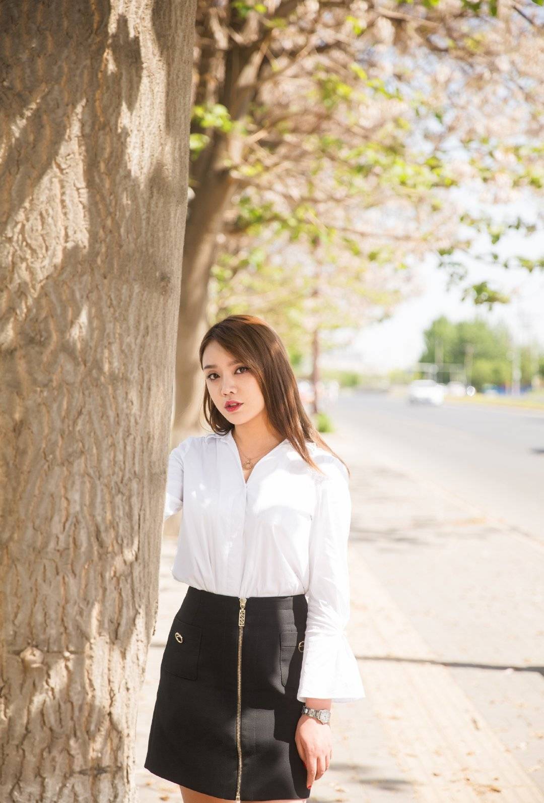 小姐姐身穿白色的衬衫,凸显干练的气质又不失女性的优雅