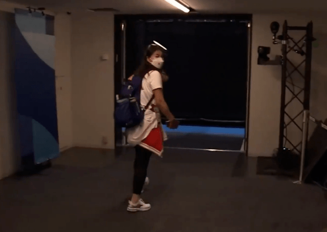 黑色|郭晶晶陈若琳当裁判现身，穿裤子扎腰身材并不好，但个个气质好！