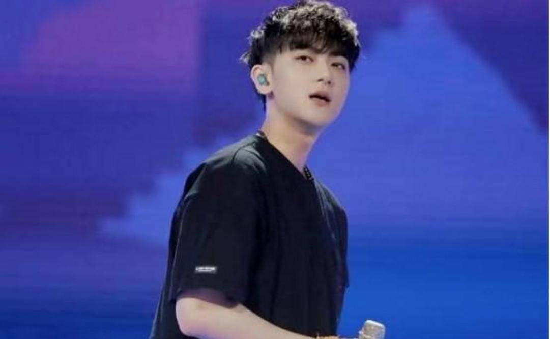 漂亮|黄子韬女装造型曝光，瓜子脸大红唇，这颜值不秒杀那些网红脸？！