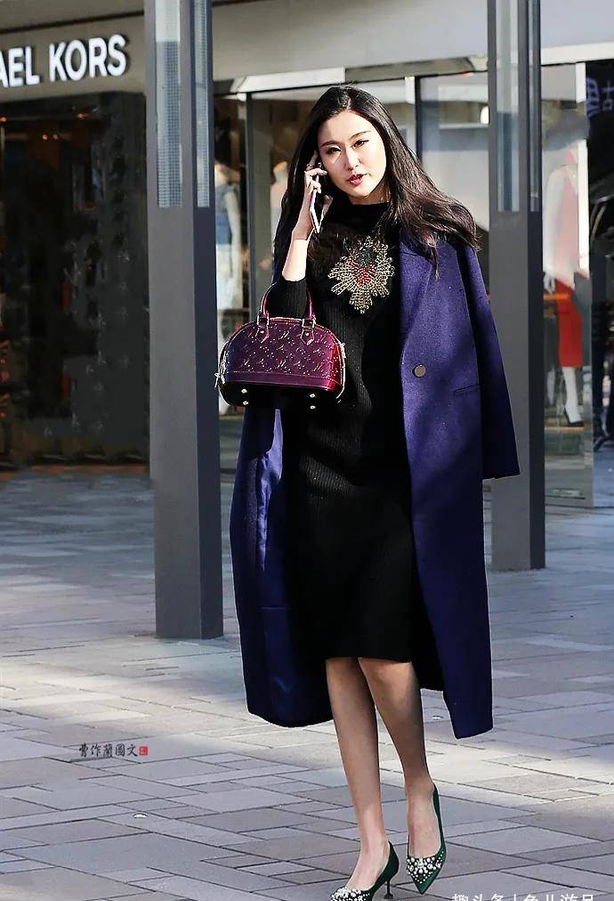 黑色|街拍：美女，用尖头细高跟添彩春装