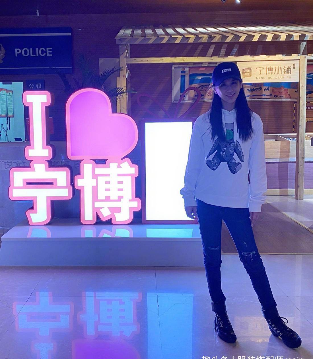 设计|被黄圣依的随性穿搭征服了，连帽衫搭破洞牛仔裤，纤细小鸟腿吸睛