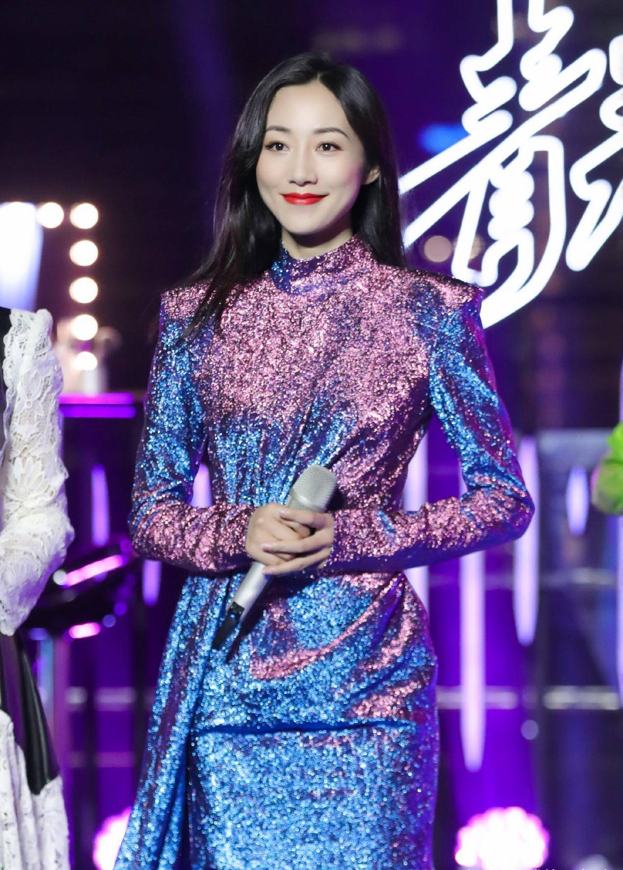 女神|韩雪不愧是公认女神!黑T恤搭牛仔裤,简约组合也能衬出绝佳气质