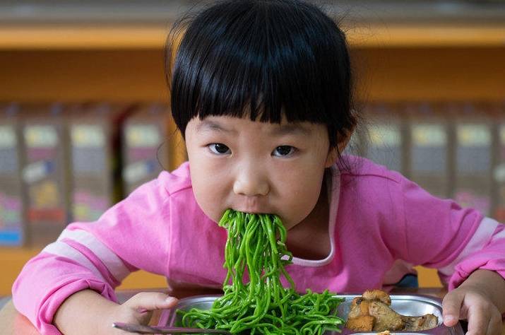 下口|看完日本幼儿园的午饭，我才知道作为家长输在哪儿了！