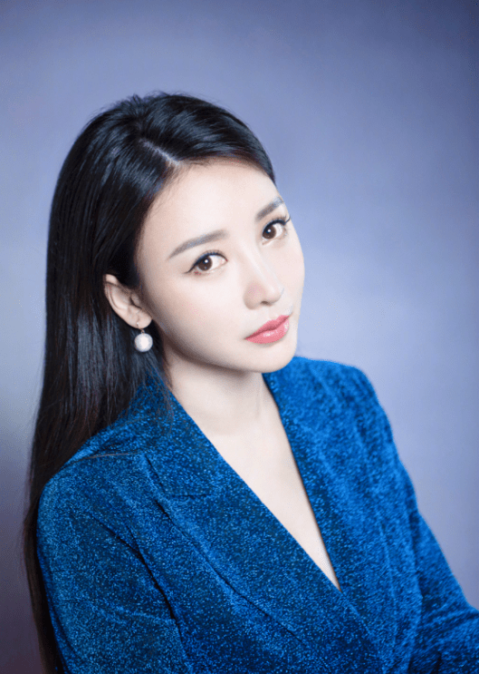 样式|柳岩大气穿搭，少见的“喇叭袖”搭配西装，手抬起彰显富贵气质