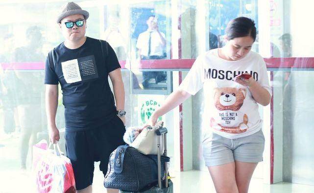 服装|岳云鹏的妻子一点不做作，就算是明星的老婆，私下也穿的很普通