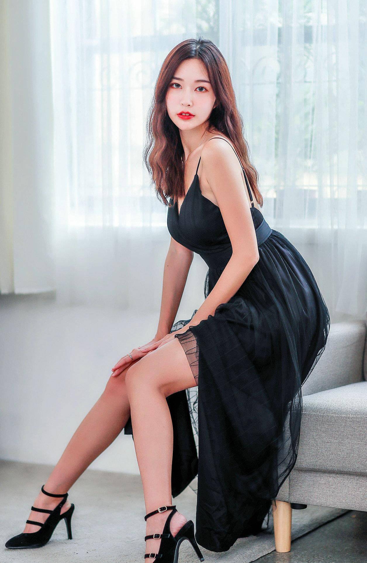 身材|黑白搭配的套装，非常的干净简约，白色的衬衫温柔知性