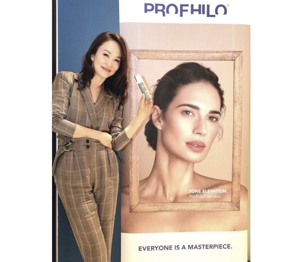 身材|范文芳也太有“心机”了,穿修身长裙秀身材还不够,美背更惹眼