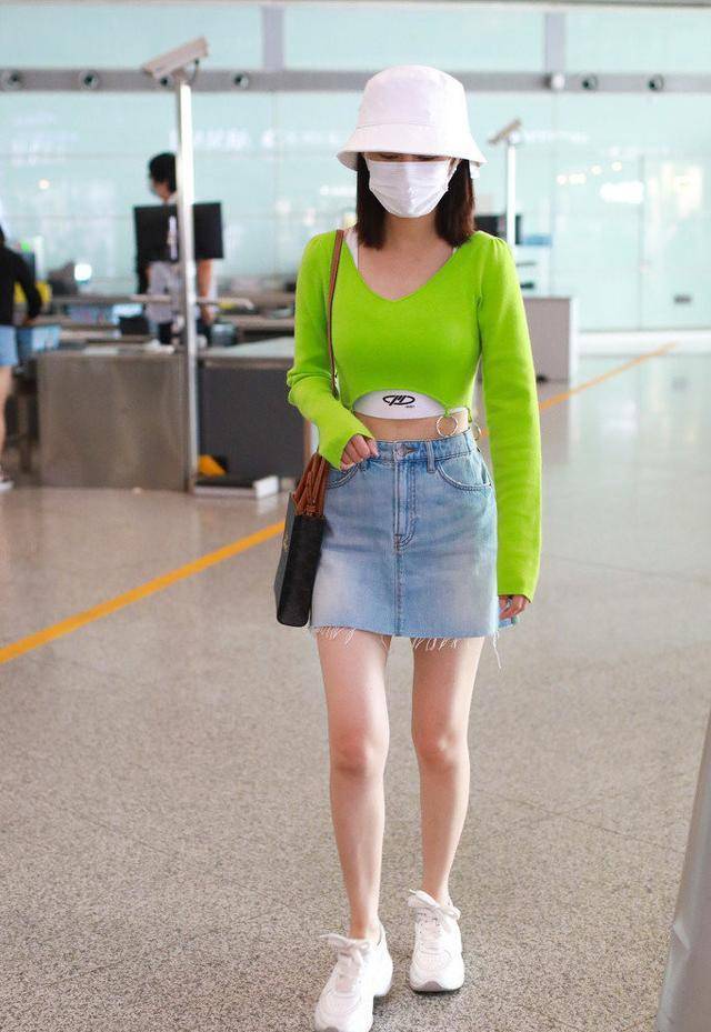 程度|李沁撞衫宋茜,同穿蝴蝶结泡泡袖上衣,同款细腰难辨胜负!