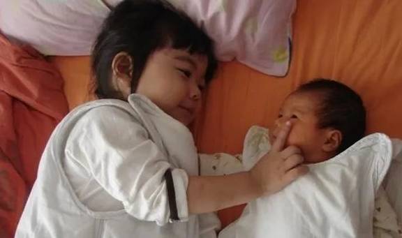 因为|两胎都生女儿是何感受?3位妈妈的回答既耿直又中肯,别觉得意外