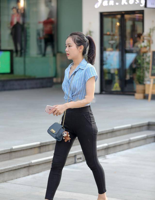 黑色|黑白条纹上衣搭配黑色打底裤，清爽干净，时尚又遮肉
